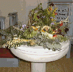 Ingelstrup Kapels døbefont med blomsterudsmykning ved høstgudstjeneste
