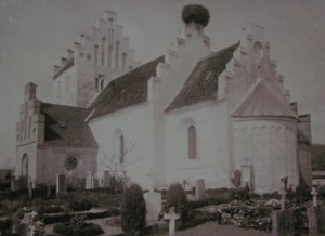 Sædder kirke 1934 med storkereden på taget